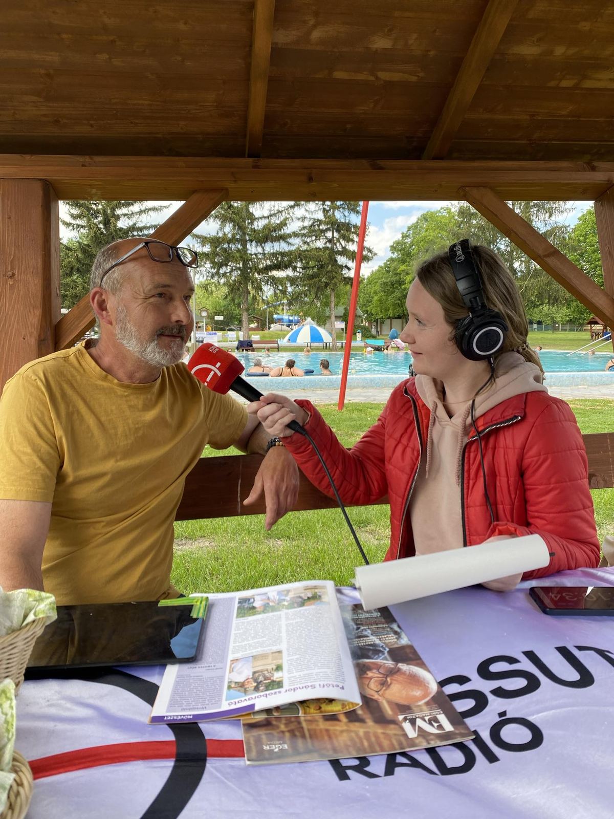 Rádiós interjú Gódor Gáborral a Bogácsi Gyógy- és Strandfürdőnél